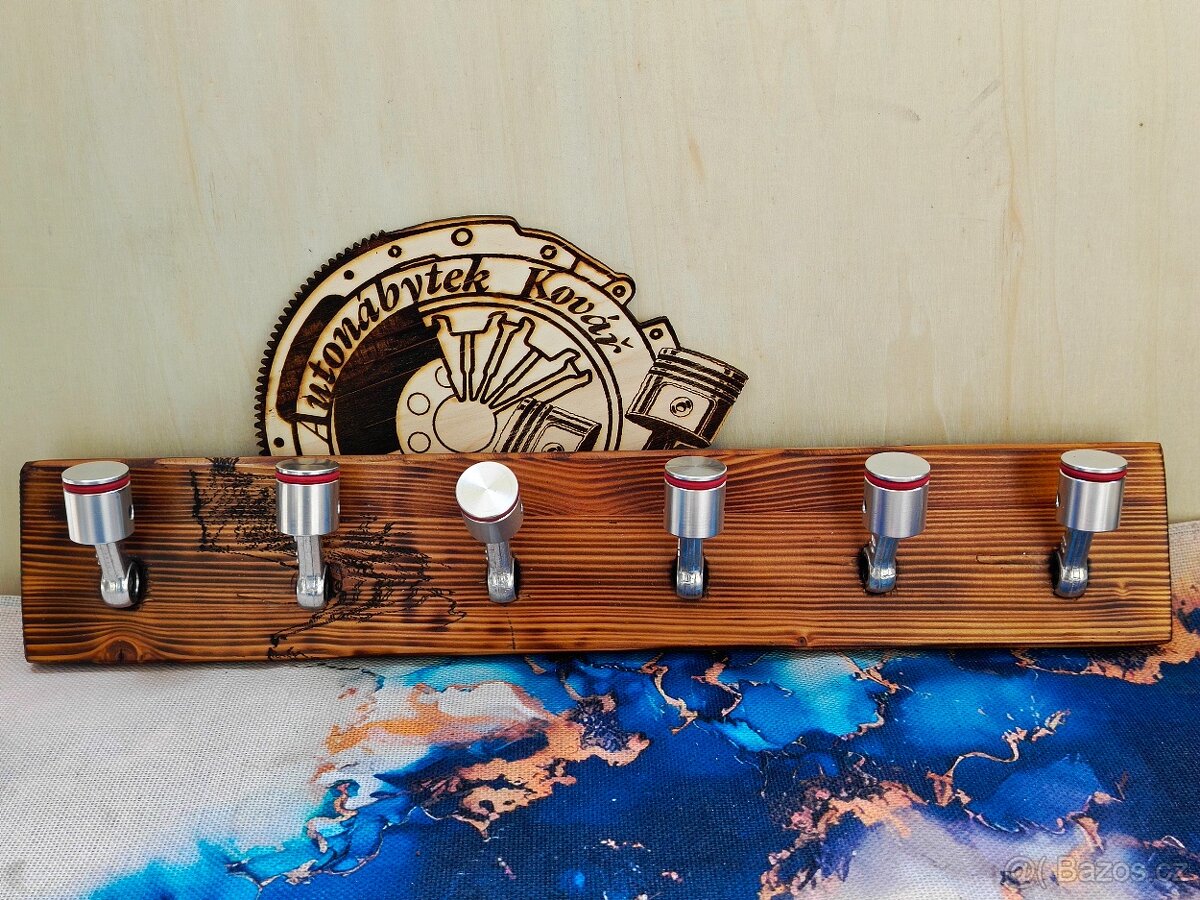 Dřevěný věšák s háčky z pístů - Autonábytek Kovář