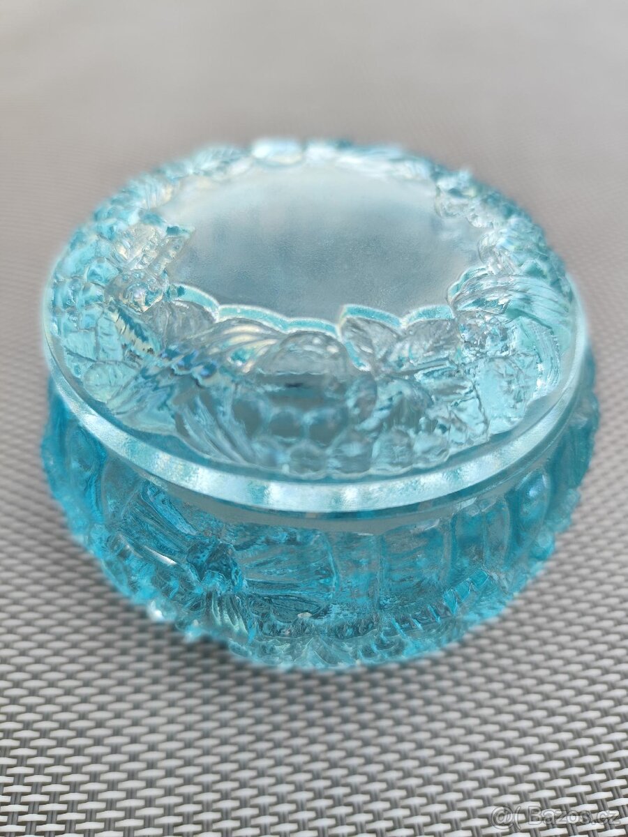 ŠPERKOVNICE Z BROUŠENÉHO SVĚTLE MODRÉHO SKLA S VÍČKEM