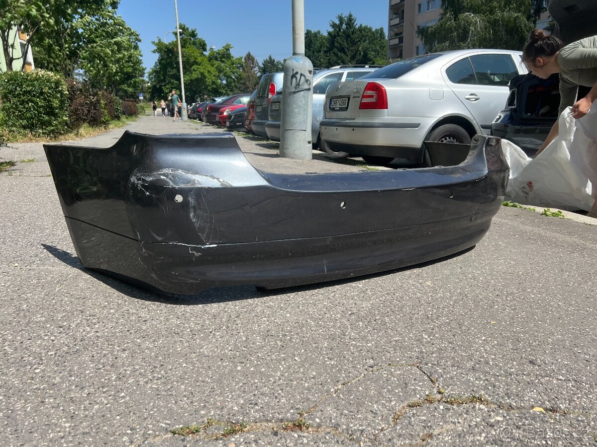 Zadní nárazník BMW E90 A22 Sparkling Graphite Metallic s PDC