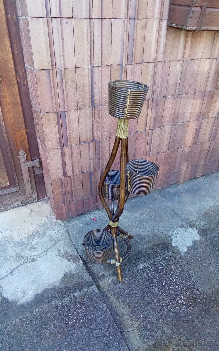 RATANOVÝ STOJAN NA KVĚTINY