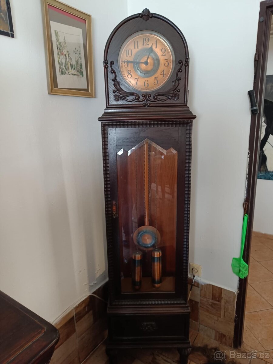 Podlahové kyvadlové hodiny Kienzle. Funkční