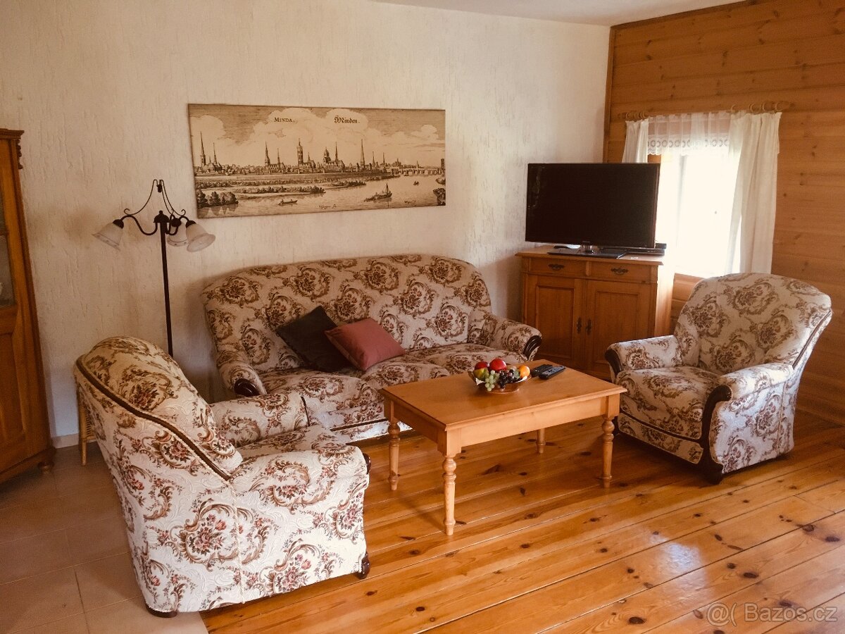 Dřevěný konferenční stolek D 100cm, Š 60cm, V 50cm