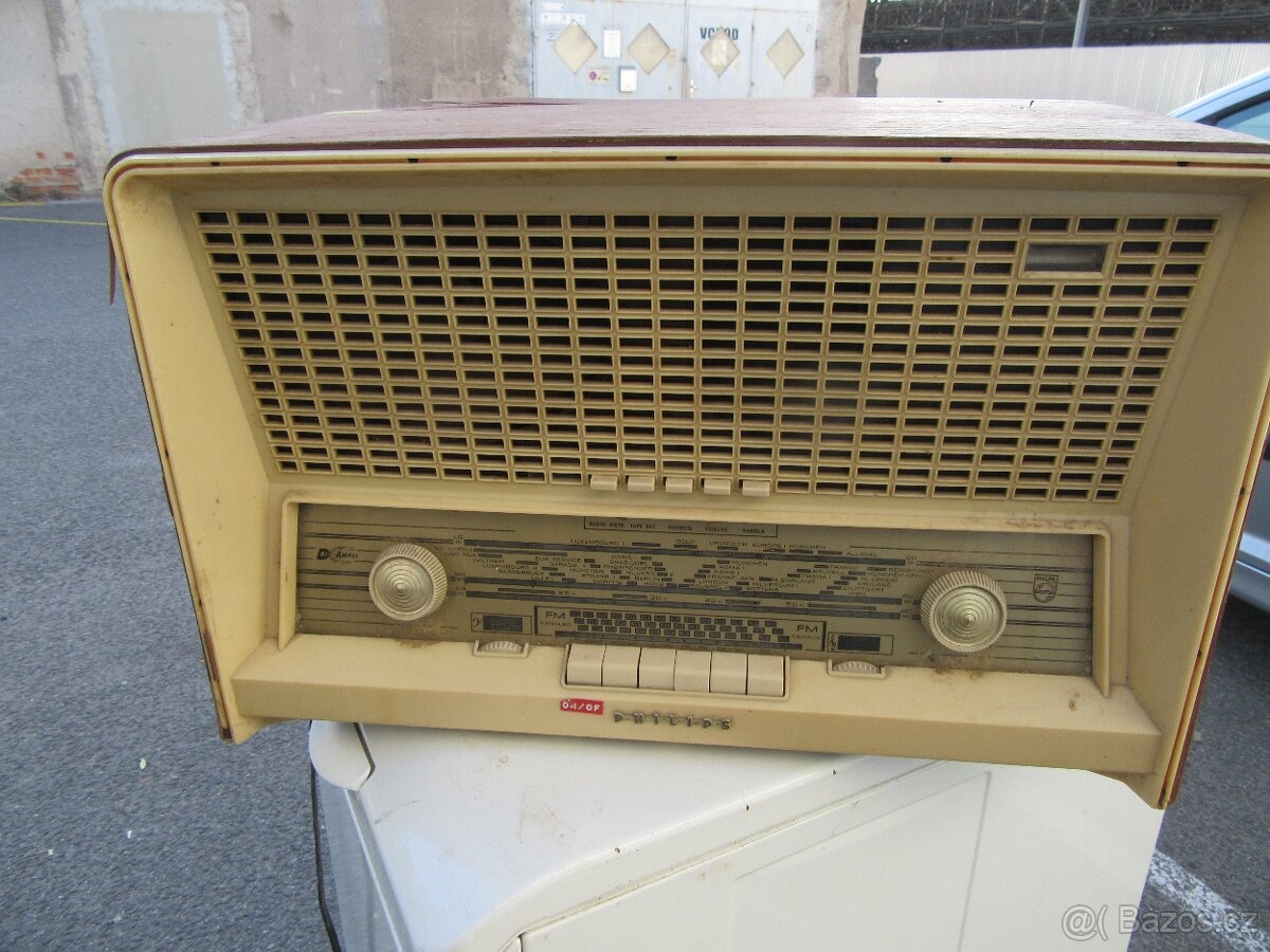 Nabízím historické radio Philips. Netestováno. Poškozená dy
