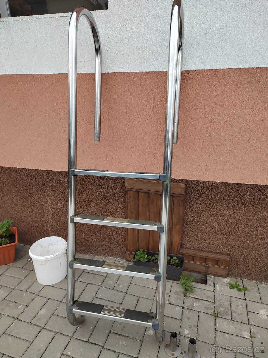Schůdky do bazénu