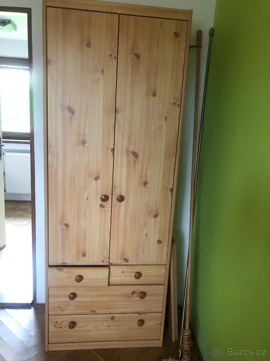 Šatný skříň