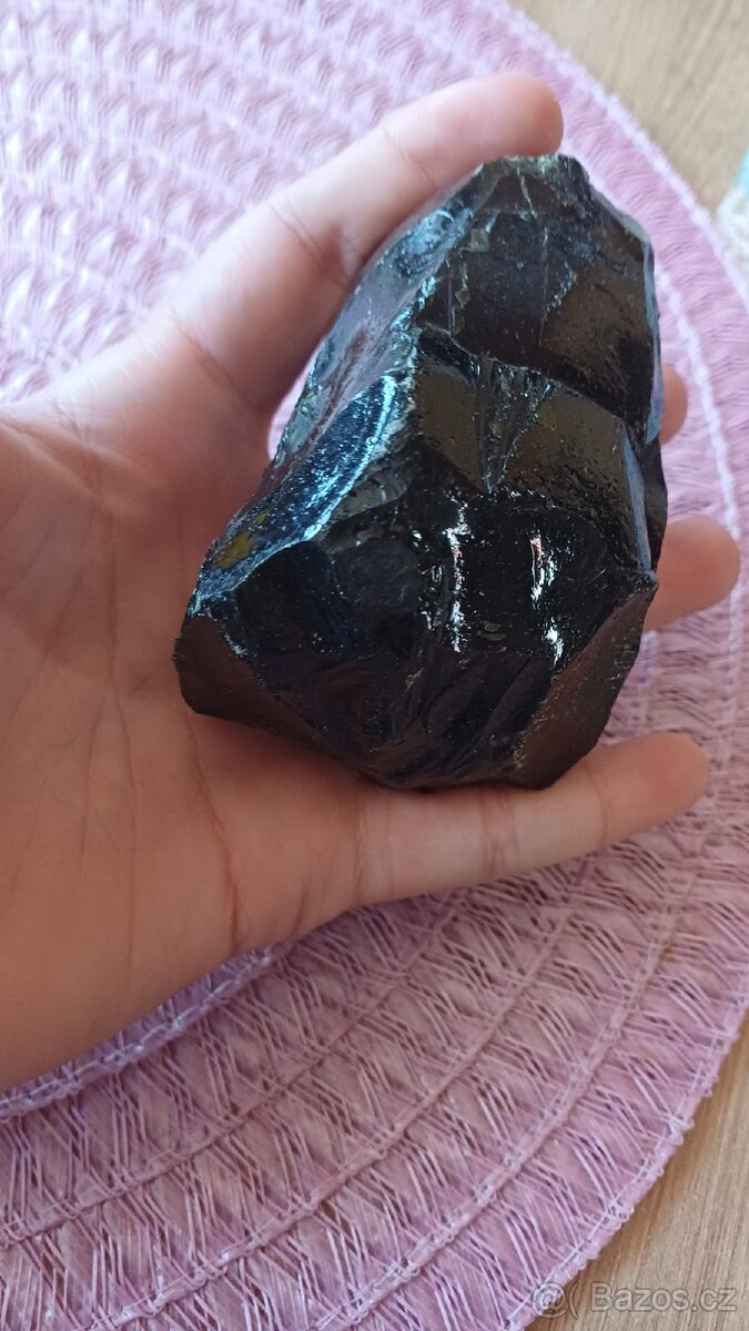 Skleněný obsidián neboli lávové sklo