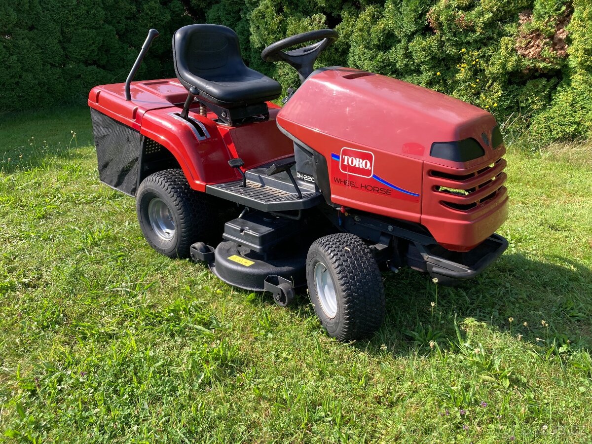 Zahradní traktor Toro Karsit