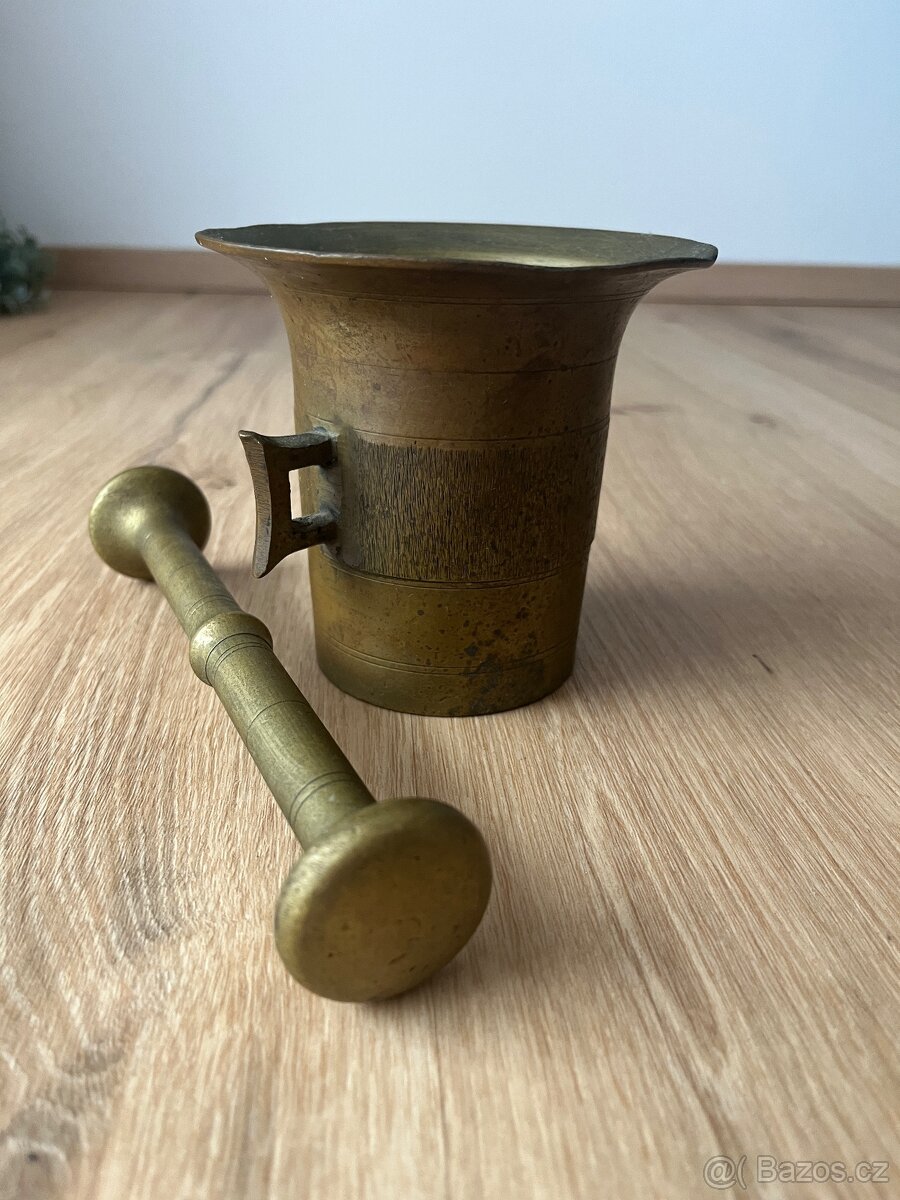 Mosazný hmoždíř s tloukem