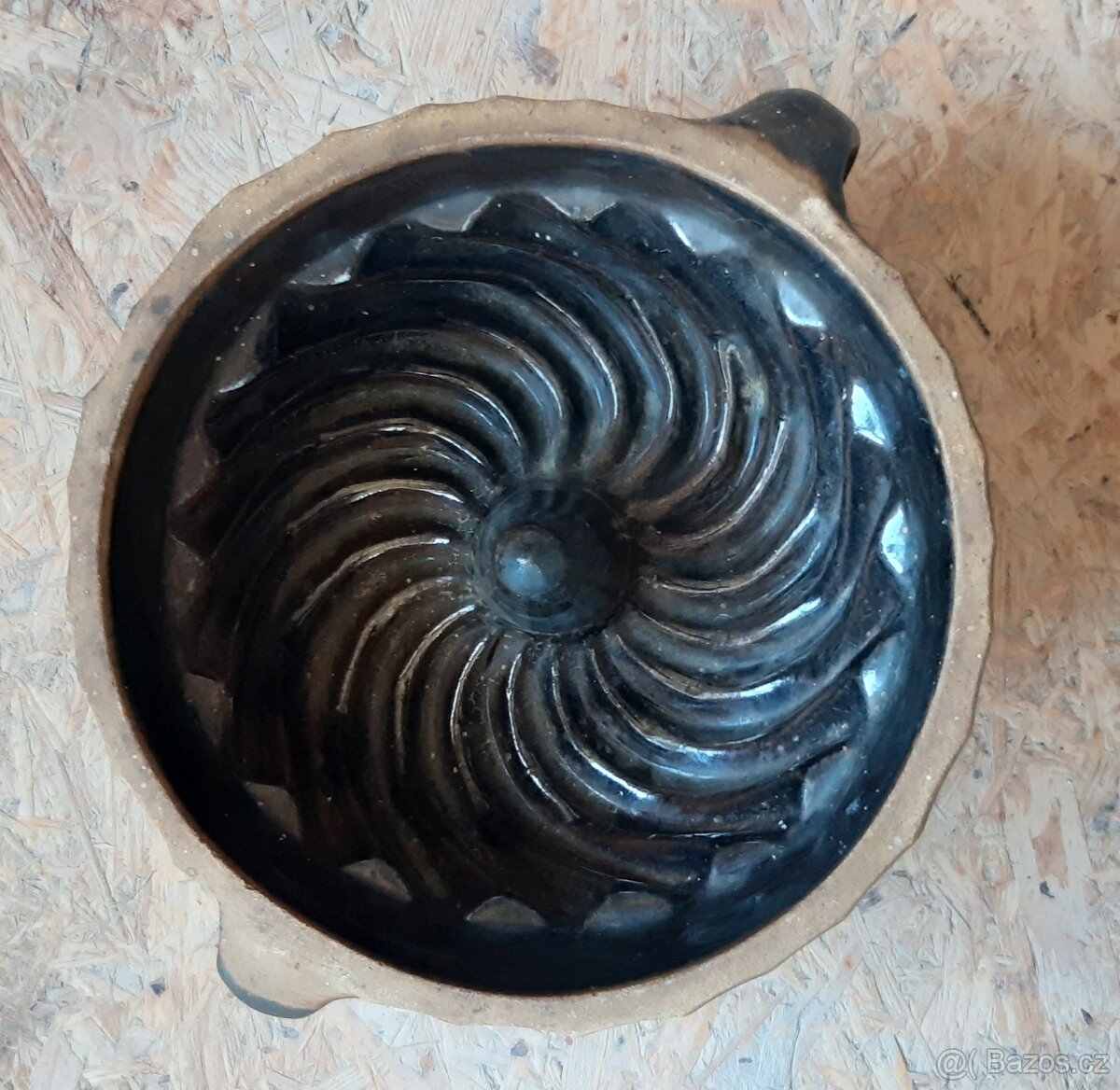 Menší kameninová forma na bábovku.