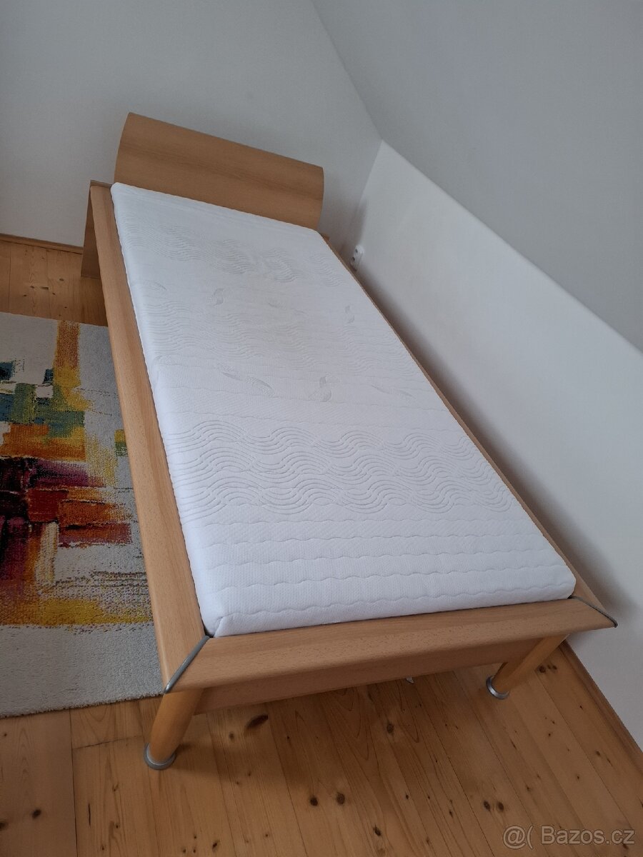 Postel dřevěná s matrací
