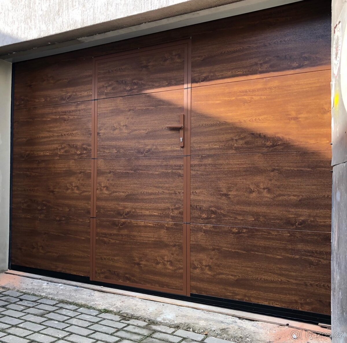 Sekční garážová vrata s integrovanými dveřmi
