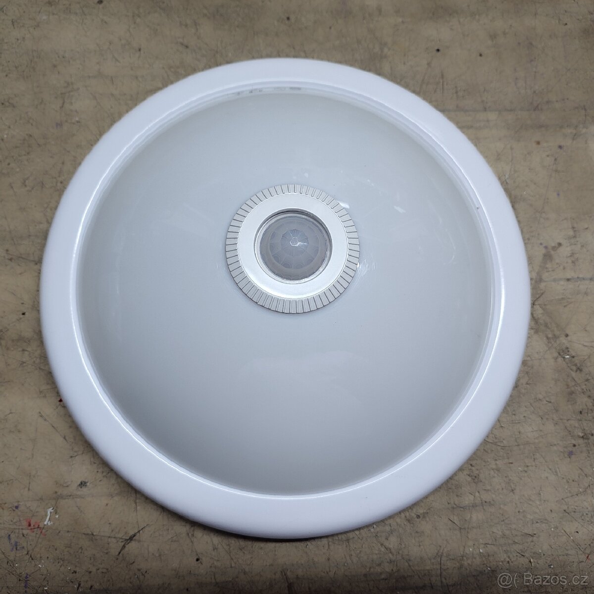 Stropní světlo s čidlem a žárovkou