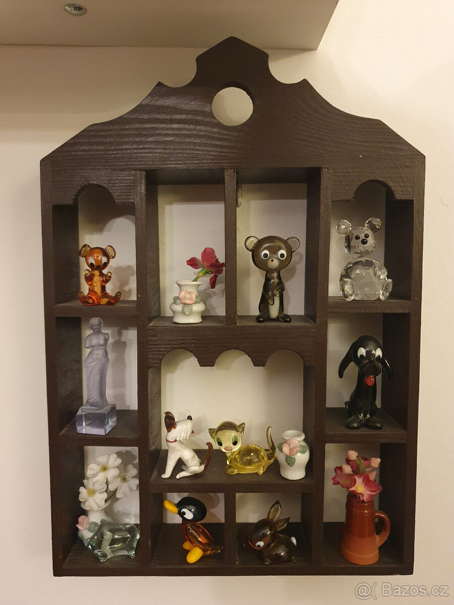 Dřevěná závěsná polička na miniatury