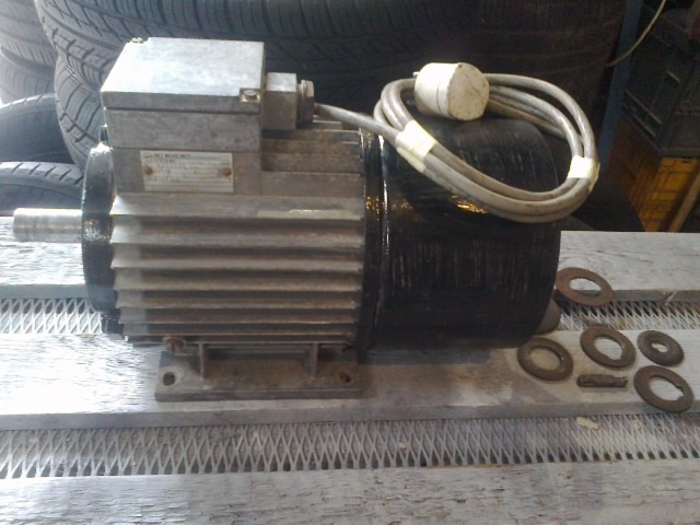 elektromotor 230V MEZ MOHELNICE