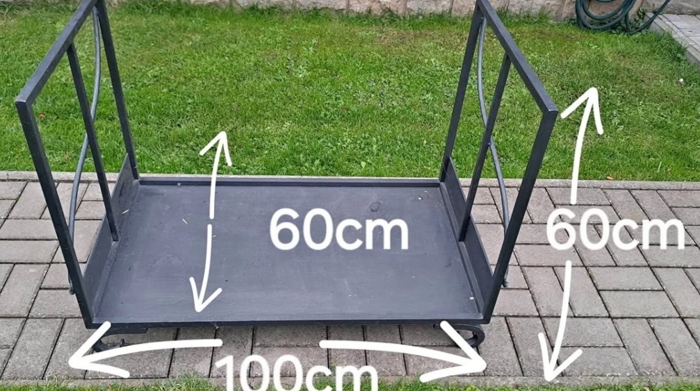 Kovaný stojan na dřevo.