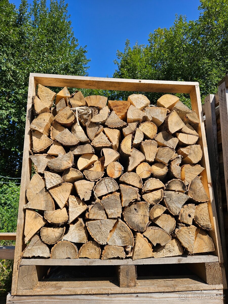 Štípané dřevo rovnané