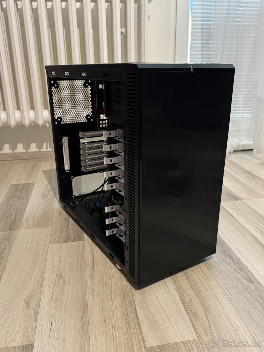 Počítačová skříň / case Fractal Design Define R4 s bočnicí