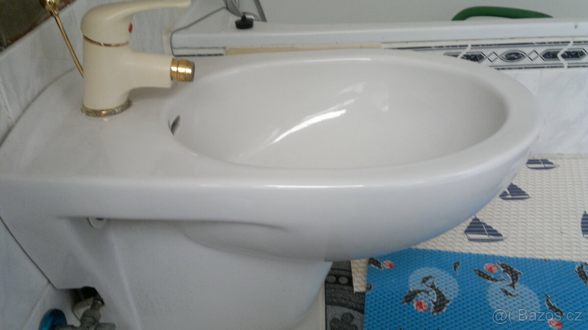 WC —Bidetova mísa se zlatou pakovou baterii ,wc mísy