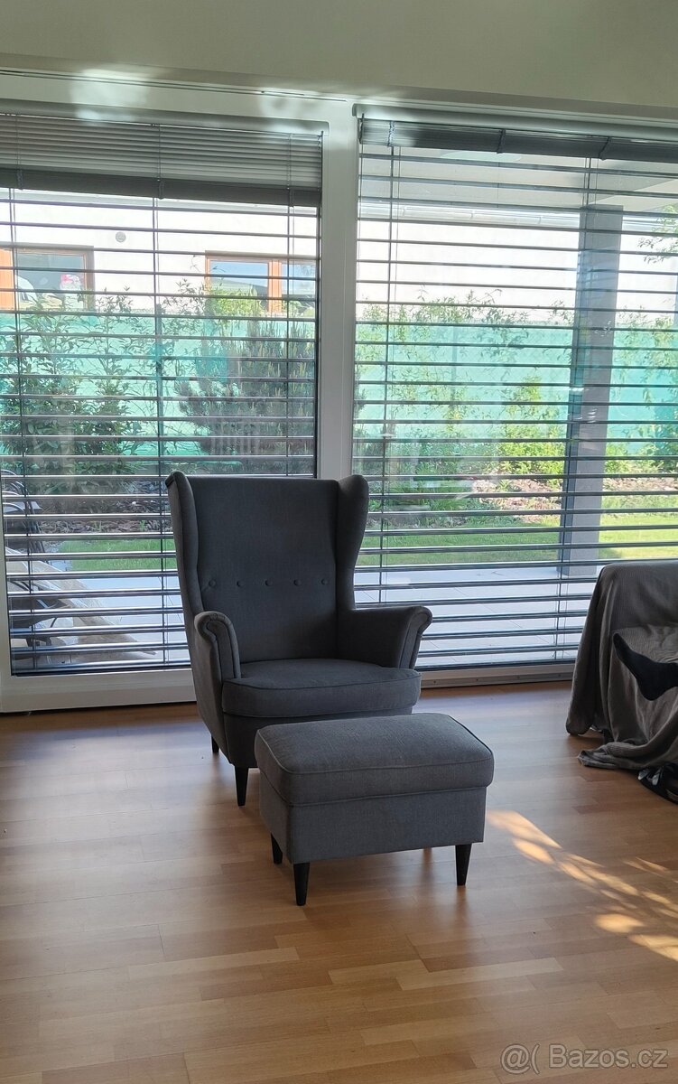Křeslo ikea Strandmon s podnožkou
