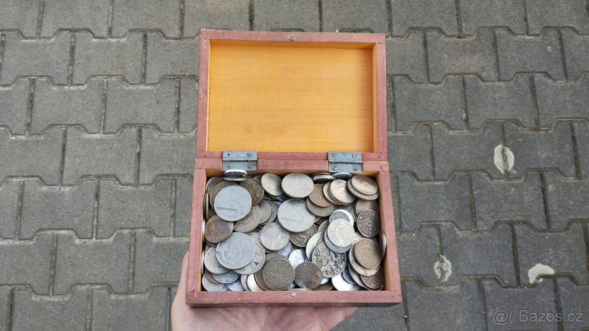 Mince v dřev.truhličce, konvolut minci, staré mince