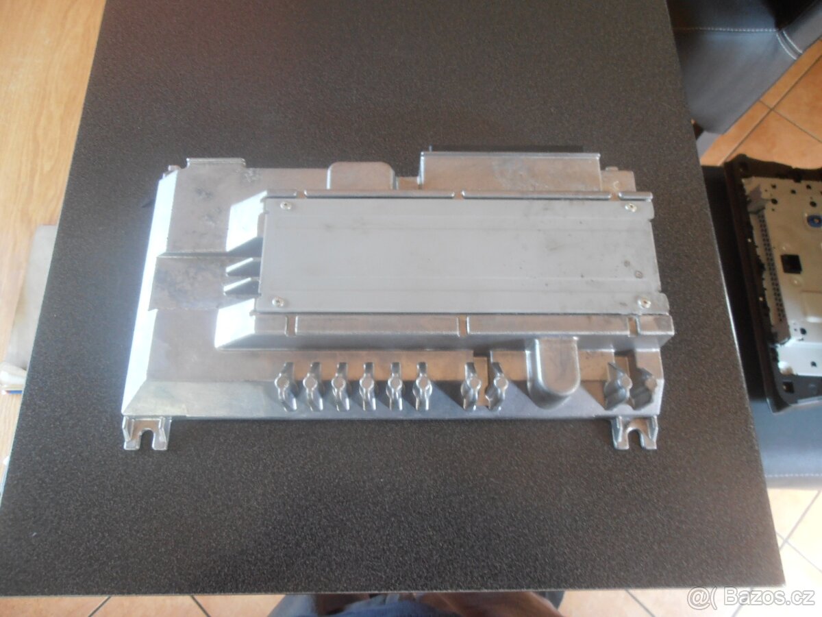 81A 035 223 zesilovač pro sound systém Superb 3