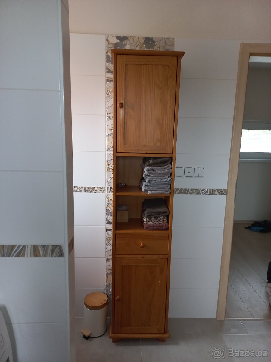 Vysoká skříňka z masivu