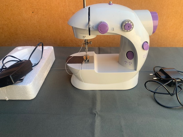 PŘENOSNÝ ŠICÍ STROJ MINI