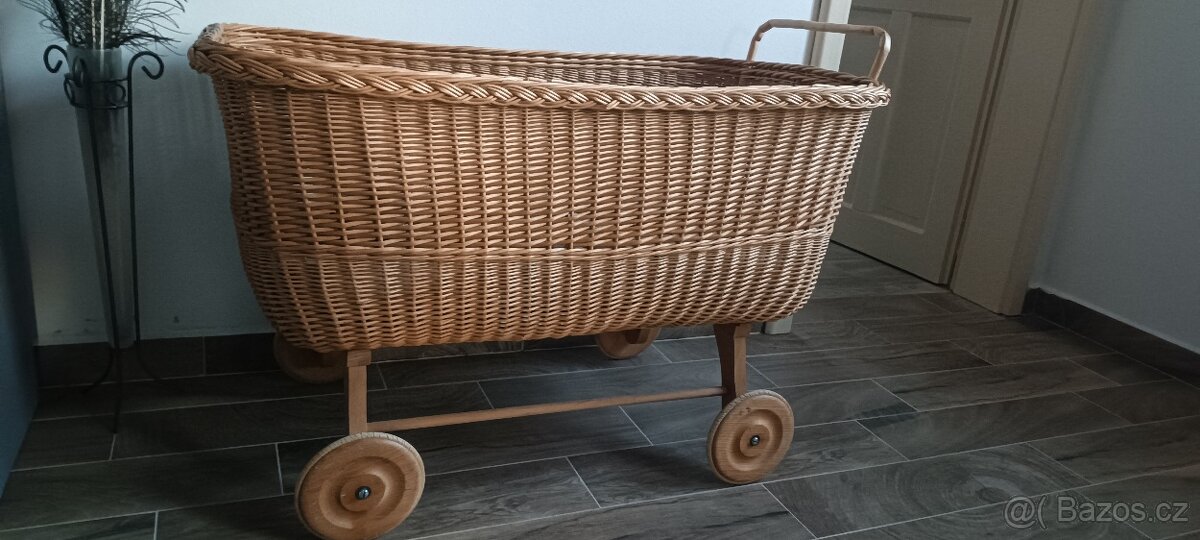 Retro pojízdná postýlka