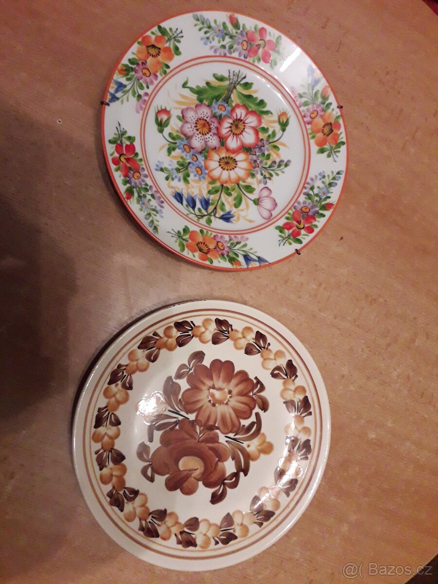 Prodám dva ručně malované talíře k pověšení na zeď.