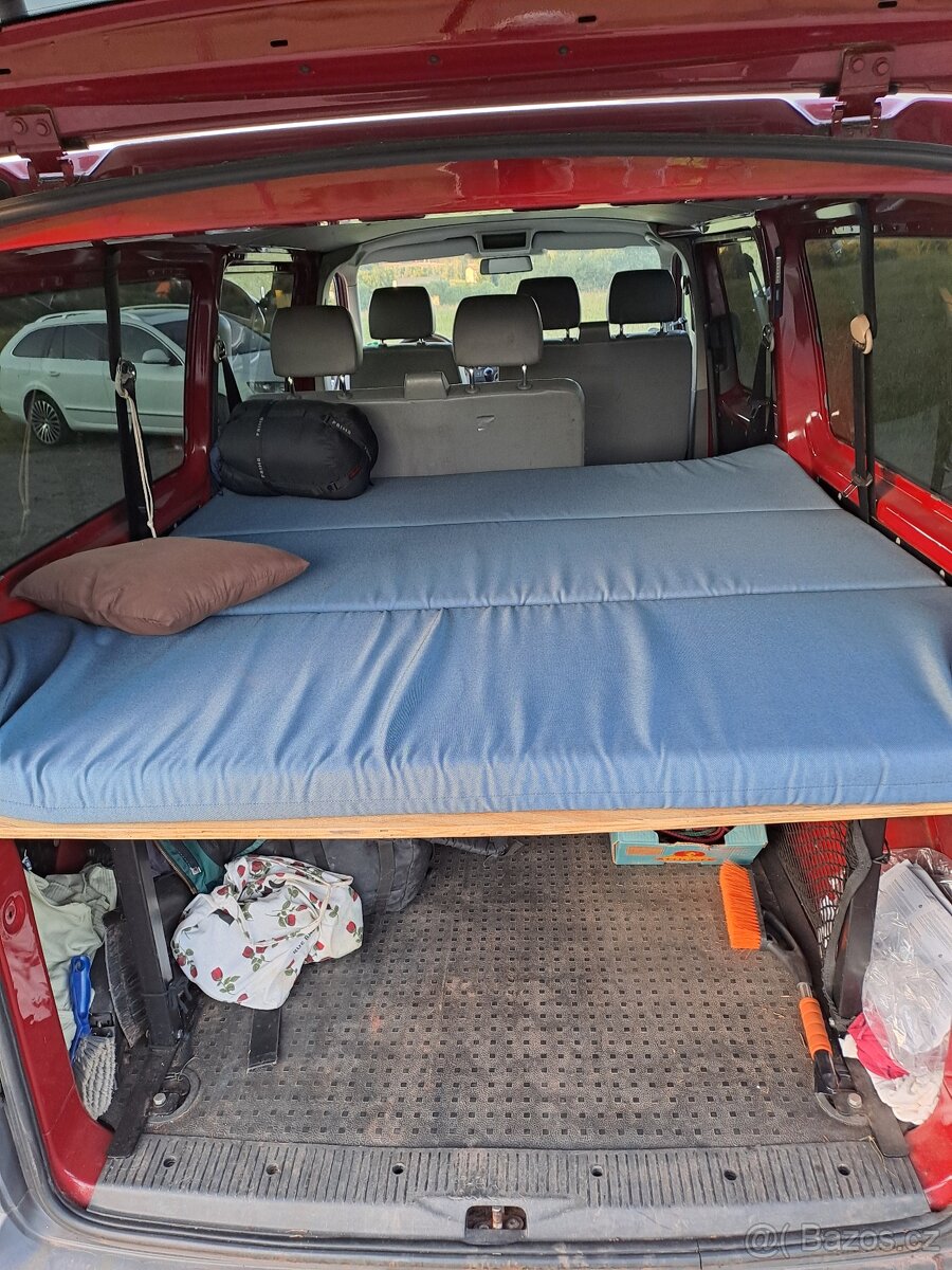 VW T5 long, spaní