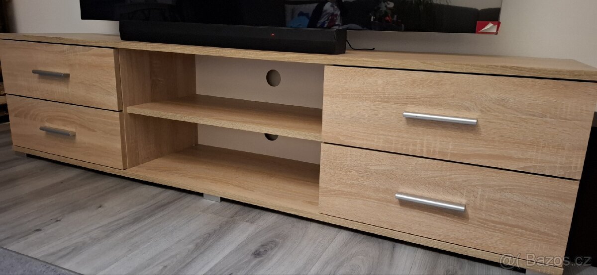 Široká komoda pod televizi