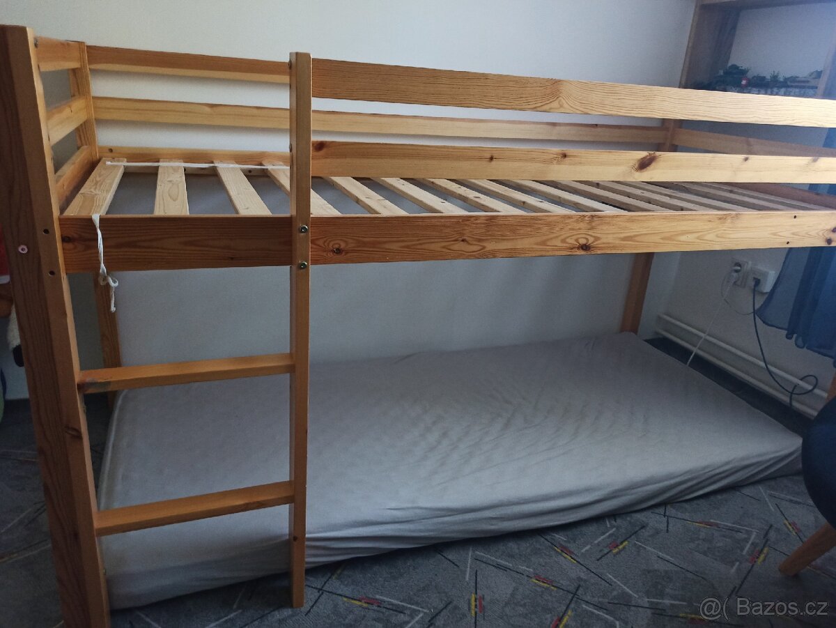 Vyvýšená dřevěná postel 90x200