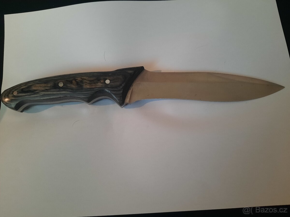 Dlouhý pevný nůž