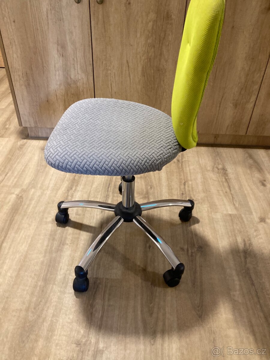 Kolečkové křeslo k PC