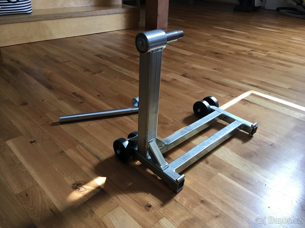 Servisní stojan na Ducati