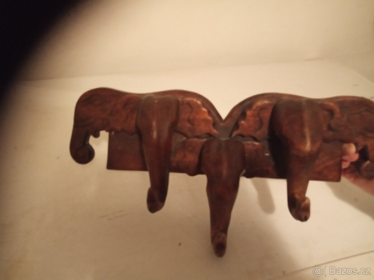 Věšák dřevěný ve tvaru slonů
