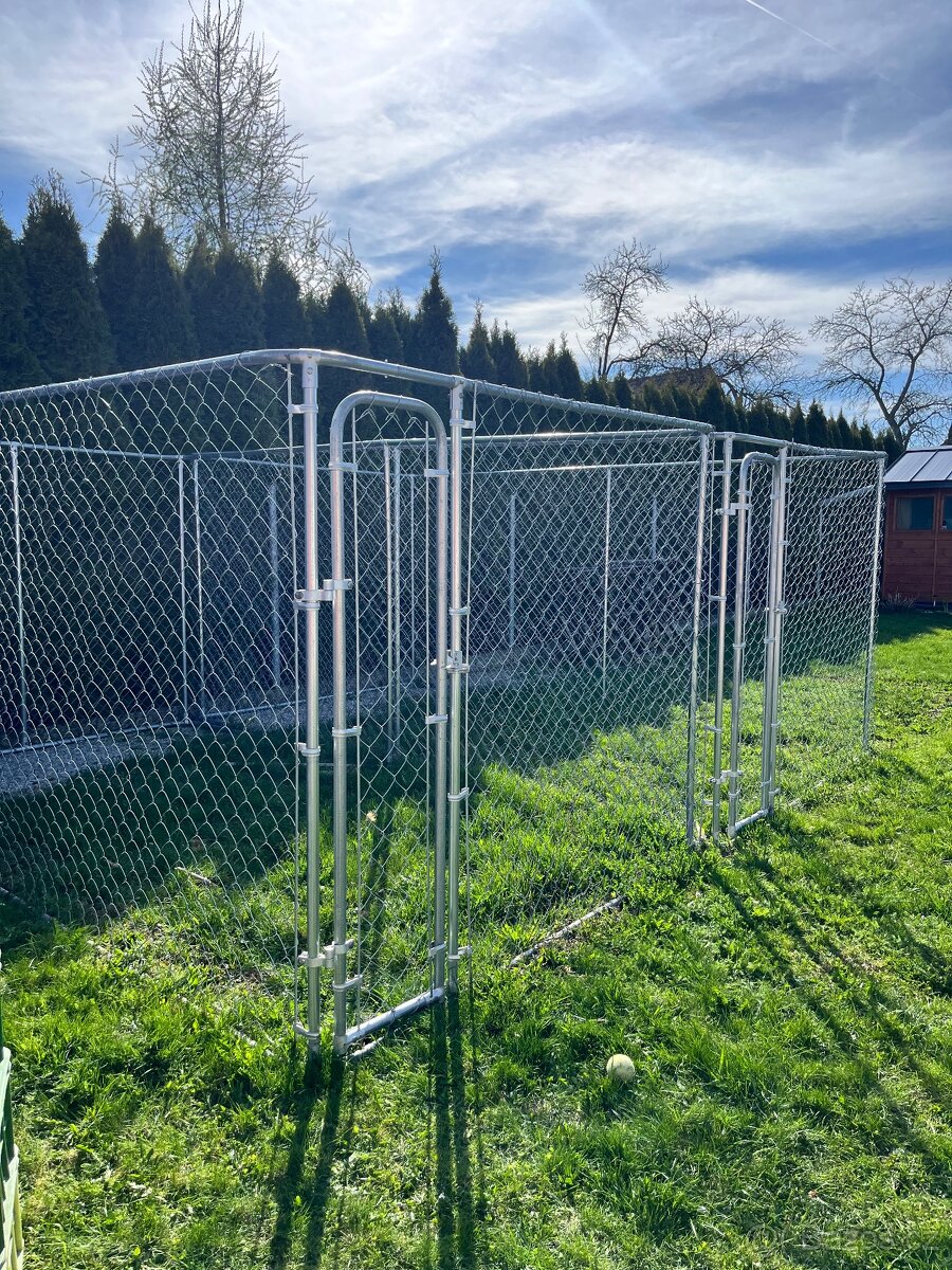 Klec, výběh, kotec na drůbež nebo pejska.
