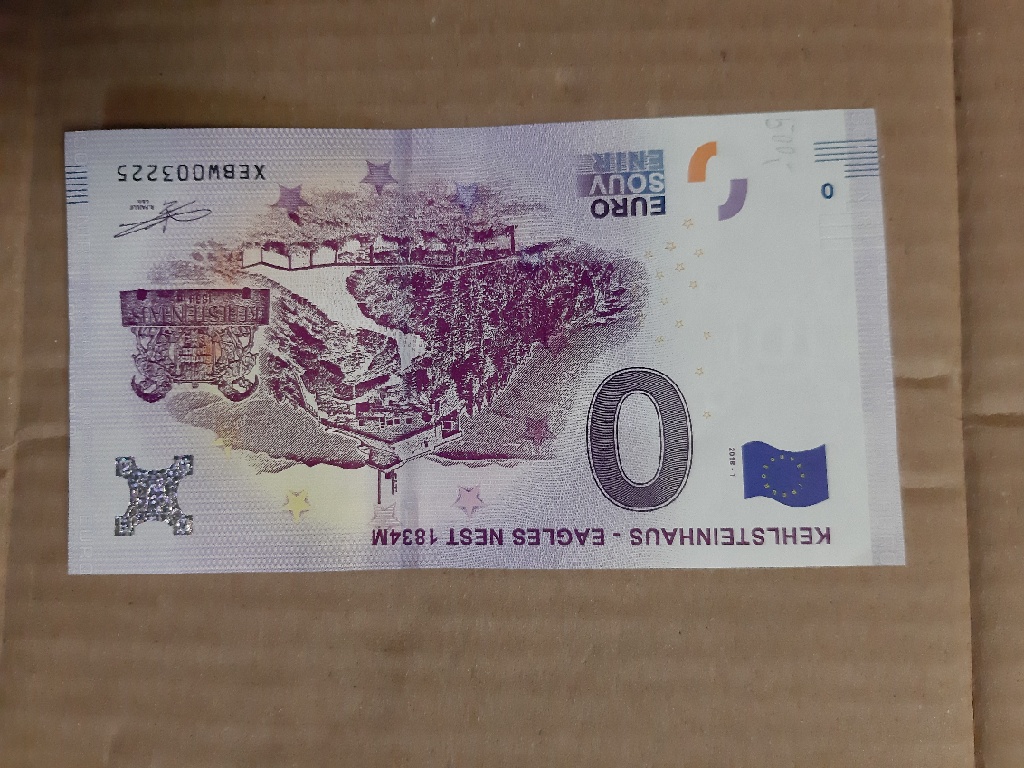 bankovka 0 euro rolí hnízdo