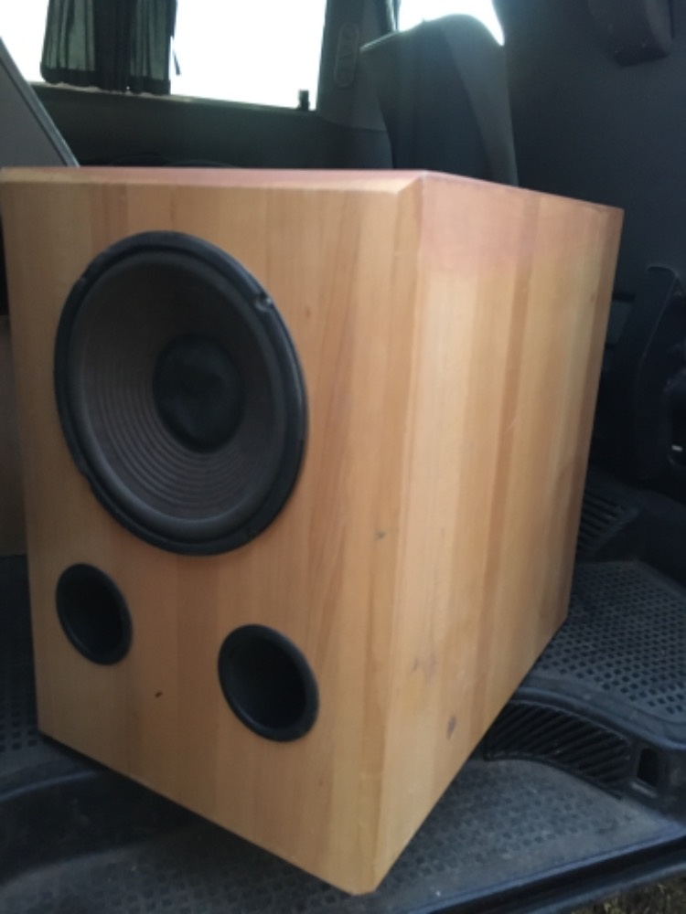 jakostni subwoofer z bukoveho masivu zakazkove staveny