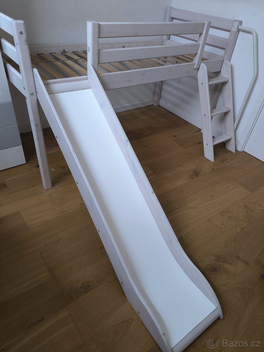 Vyvýšená rostoucí postel se skluzavkou 200x90 cm