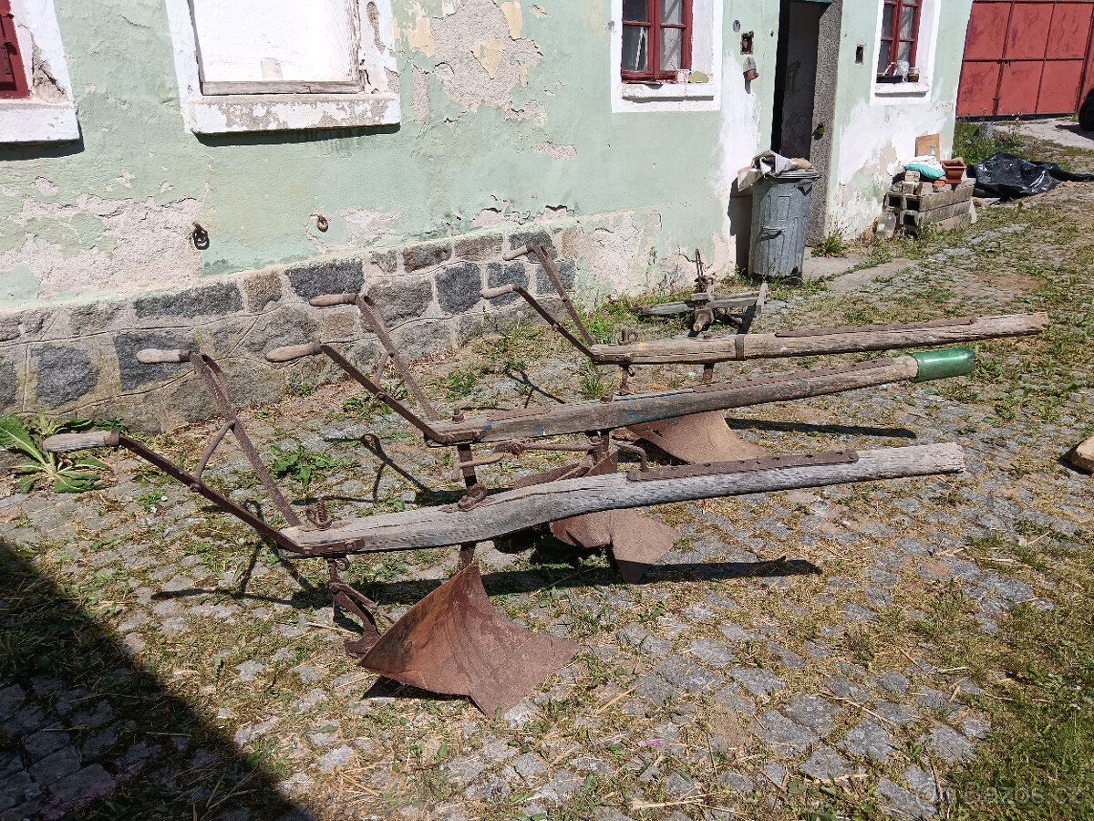 3x starý pluh za koně + osa na loukoťová kola