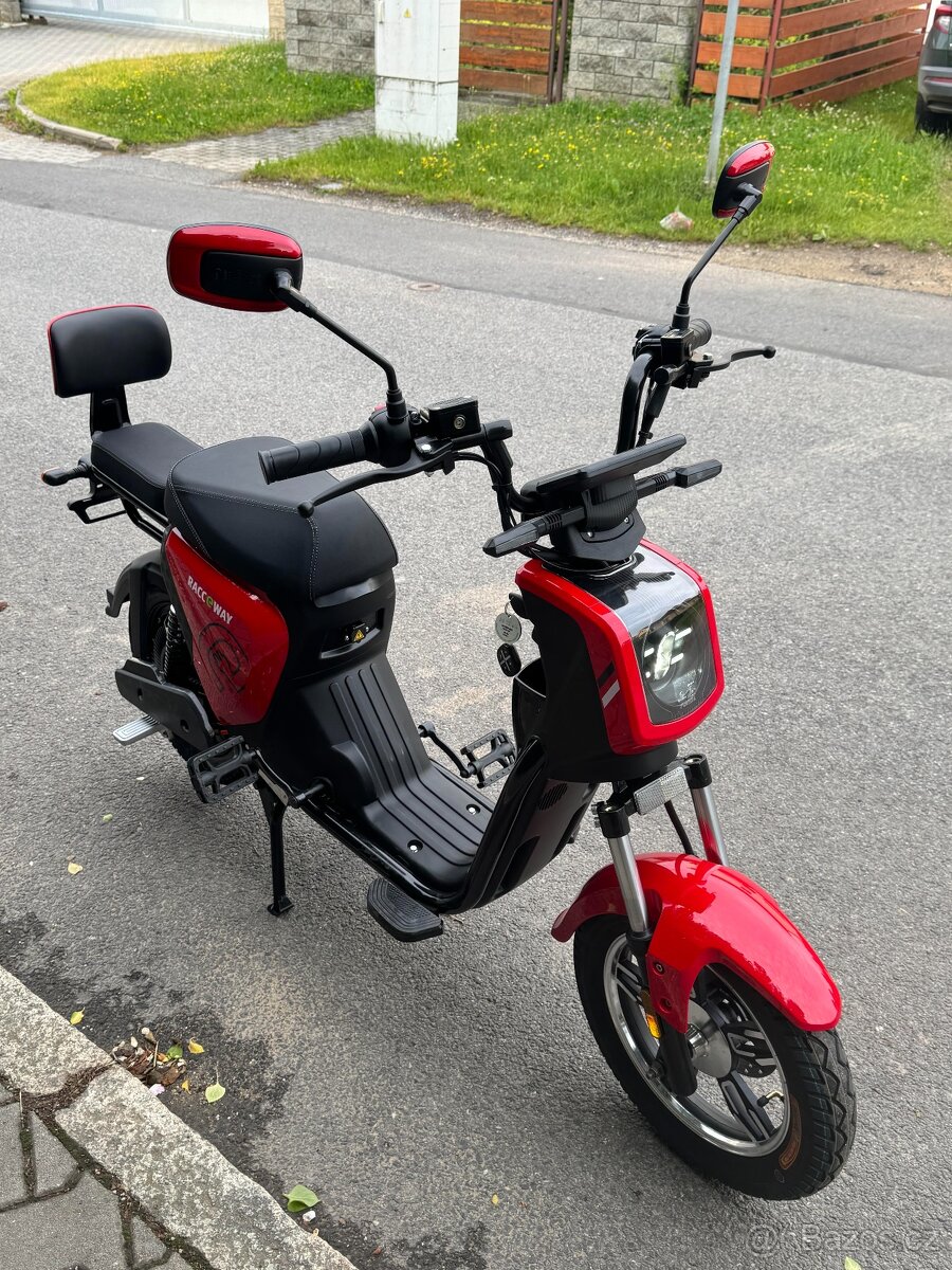 Elektroskútr RACCEWAY Pařez 25, bez nutnosti ŘP