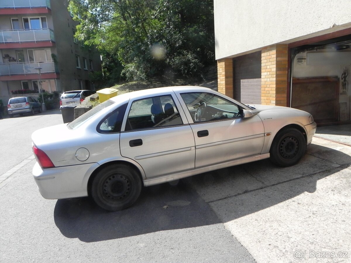 Prodám OPEL VECTRA sedan -1,8 + letní pneu s disky