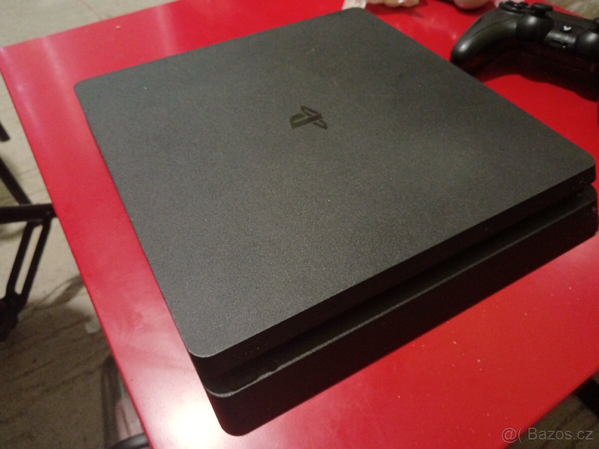 Prodám PlayStation 4 Slim 500gb
