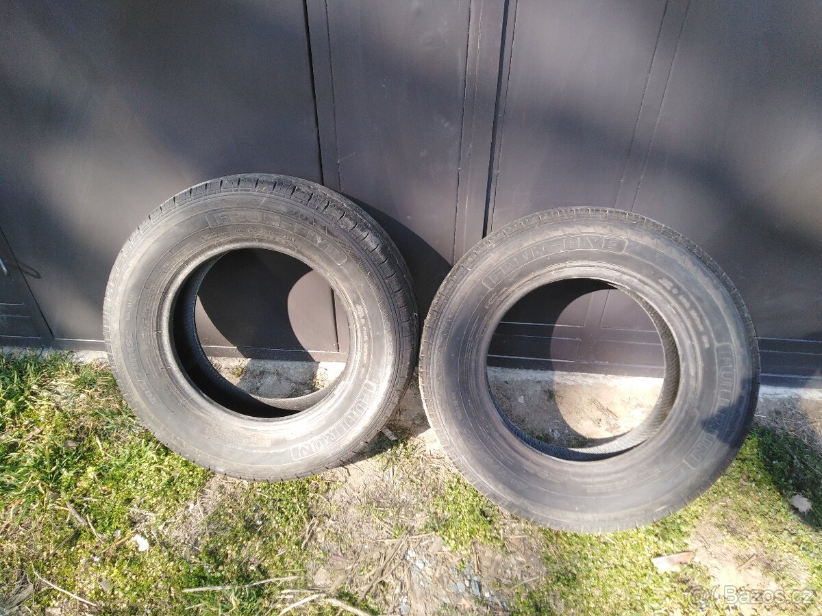 205 /70 R 15 C