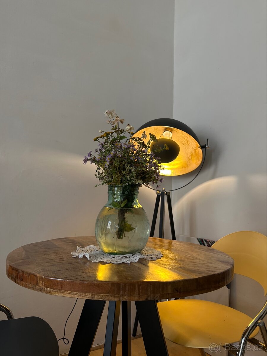 Kulatý stůl z masivu
