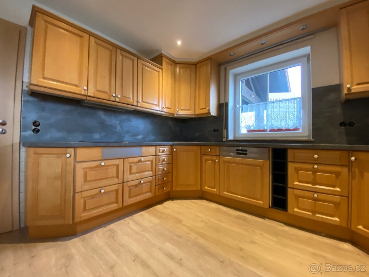 Masivní kuchyňská linka z Německa se spotřebiči