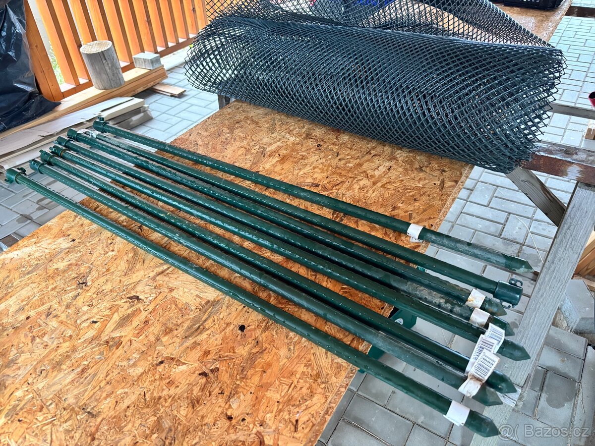 Plastový pletivo 3,2 m a 8x tyč 1m