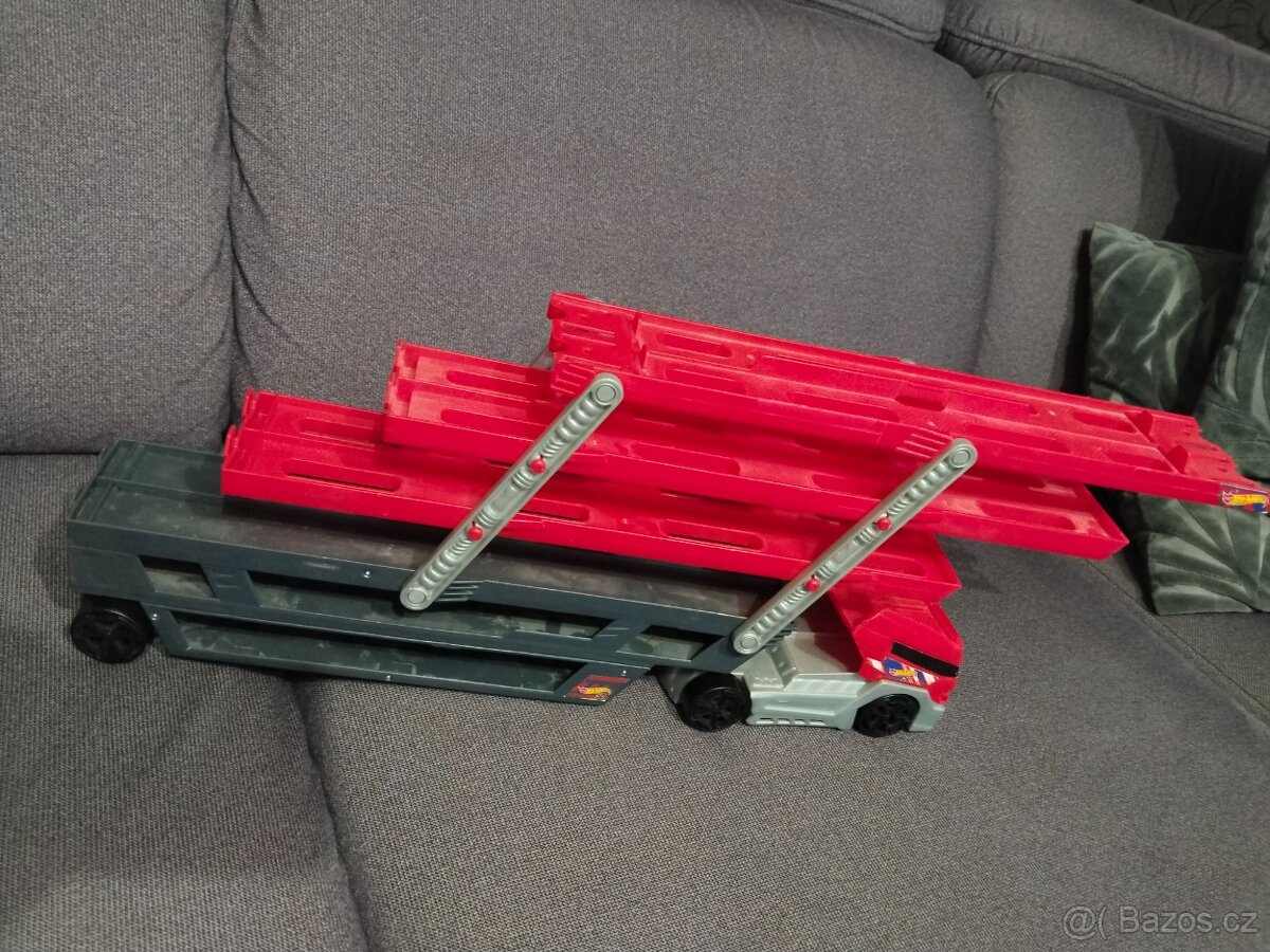 Mattel Hot Wheels Mega tahač
