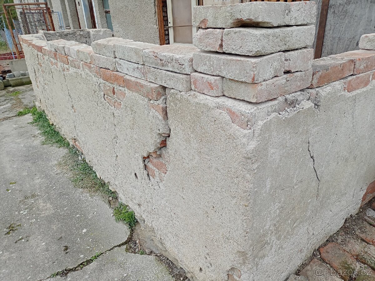 Staré cihly z bouračky